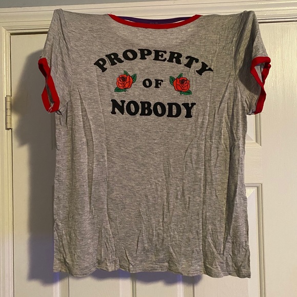 🌈2/$15🌥 Red trim “property of nobody” t-shirt - Picture 5 of 5